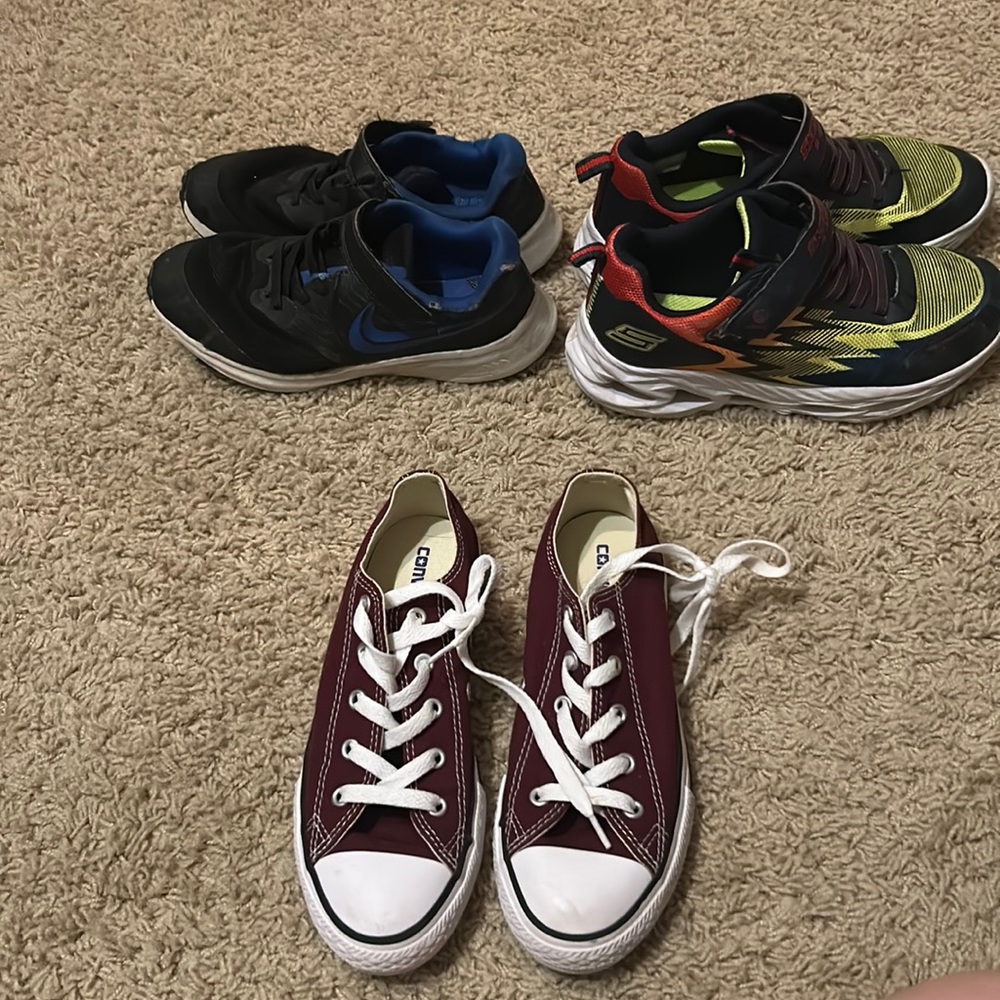 Boys size 2/2.5 shoes!